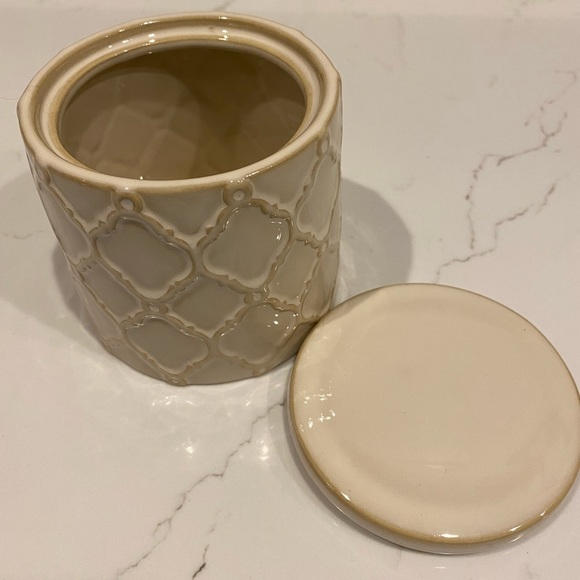 🎄$3 bundled EUC Beige/Tan Textured Design Ceramic Jar/Top - Picture 2 of 6